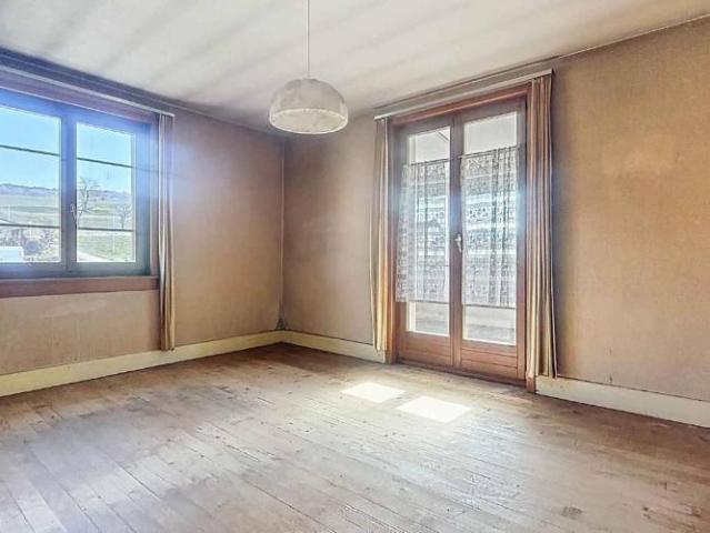 Haus zum Renovieren auf einem großen Grundstück