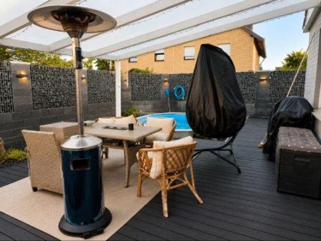 Haus Bungalow mit Pool und Terasse freistehend Photovoltaik