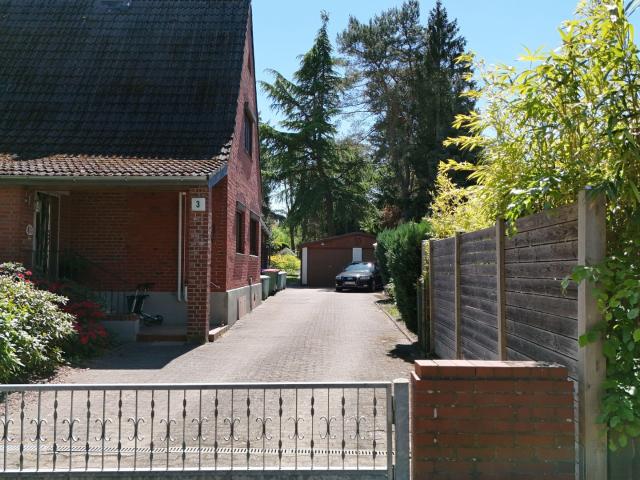 Haus bzw. Doppelhaushälfte mit schönem und großem Garten in sehr ruhiger Lage