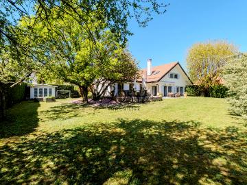 Charaktervolles Haus, in einem grünen Umfeld, geschützt vor Blicken