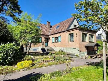 Haus der Möglichkeiten mit phantastischem Grundstück in Schlangen