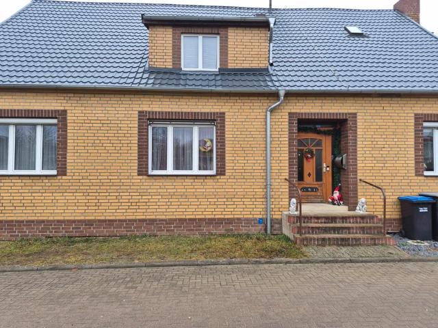 Haus für ein oder zwei Familien in Linum, EG 5 Zi OG 2.5 Zi