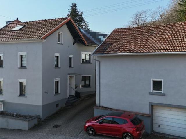Haus, Garten und Garage. Zwar getrennt voneinander, dennoch bezugsfertig