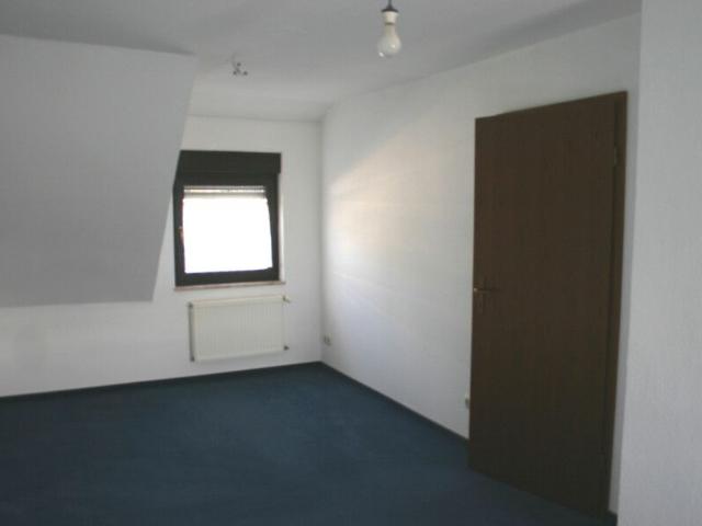 Haus im Haus: 6,5 Zimmer Mietwohnung mit sep. Freisitz in Bahnnähe von Geisenheim