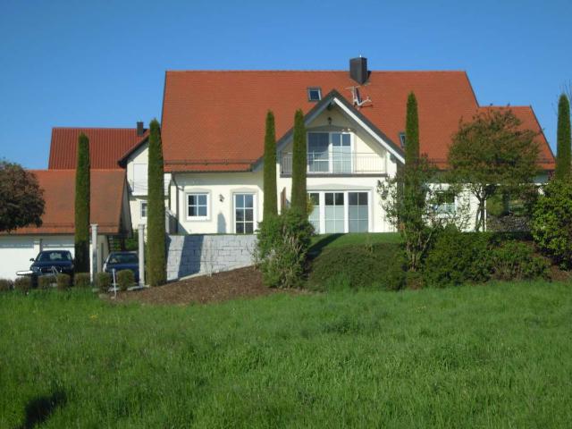 Haus im Haus! Exklusive Wohnung, große Terrasse super Garten!, 20 Min. zum Flughafen