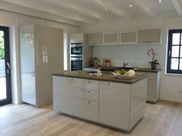 HAUS im HAUS TERRASSENWOHNUNG mit NEUEM BAD, EINBAUKÜCHE plus GARAGE zeitgemäß MODERNISIERT!
