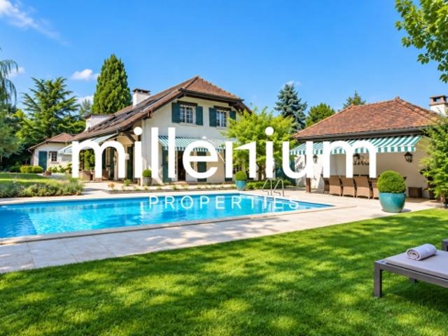 Haus im klassischen Stil mit Schwimmbad im Herzen eines wunderschönen Gartens