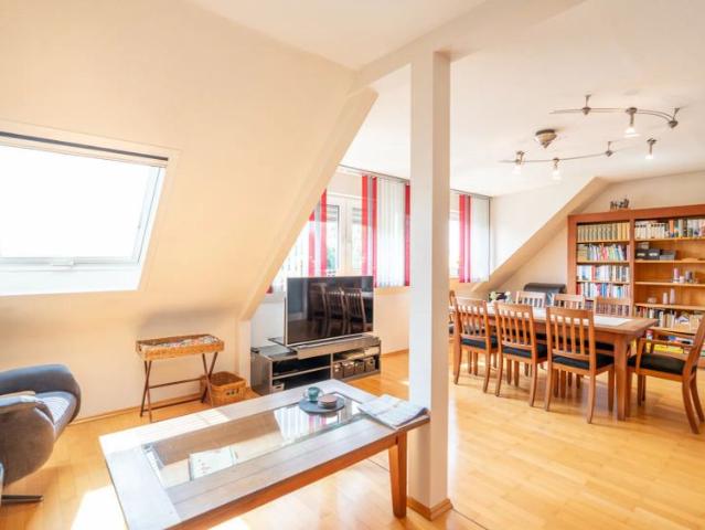 Haus‑in‑Haus‑Charakter: stilvolle 5‑Zimmer‑Maisonette mit Balkon und viel Raum zur freien Entfaltung