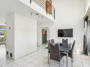 Haus in Haus Gefühl: Geräumige Maisonette mit 3 Balkonen und offener Galerie