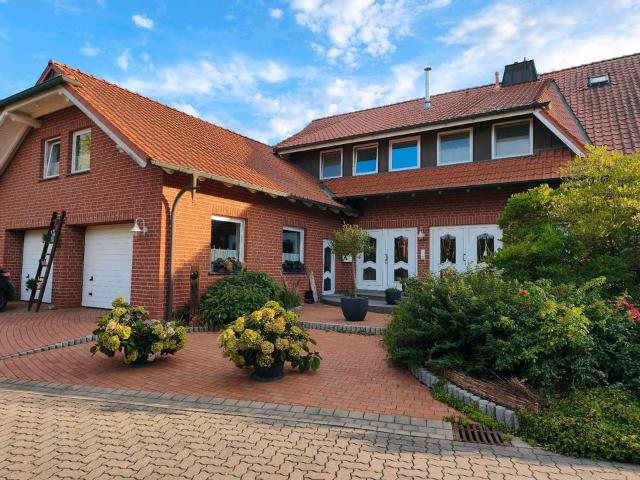 Haus in Haus: Großzügige Whg. mit 2 Balkonen & Sauna
