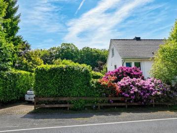 Haus in ruhiger Randlage, letztes Haus der Straße + 906m² Bauland