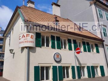 Haus liegt ideal im Stadtzentrum und beherbergt ein Restaurant, das unter dem Schild Le Faucheur bekannt ist