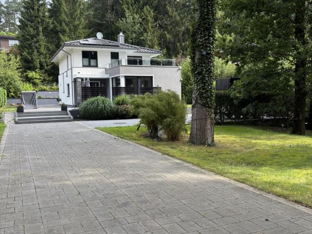 Haus sucht Familie lichtdurchflutete Stadtvilla auf großem Grundstück