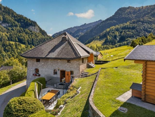 Haus von 1691 mit Charakter, offener Aussicht und komplett renovierten Paneelen – Haut Intyamon