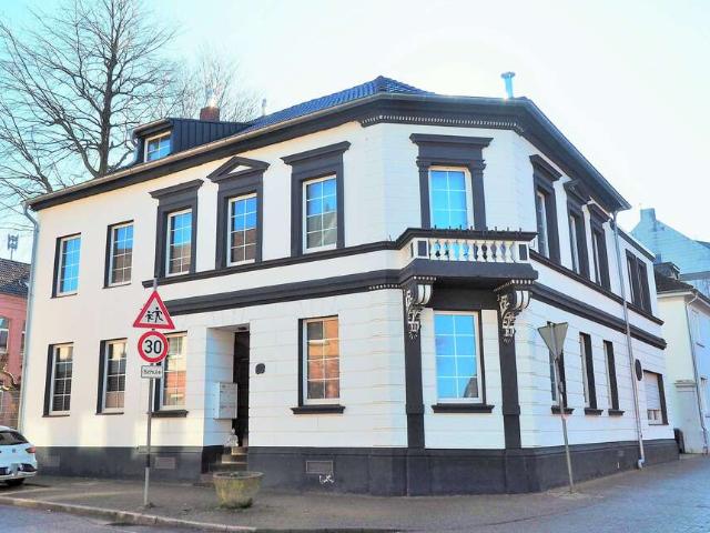 Haus zum Kaufen in Bedburg 480.000,00 EUR 306 m²