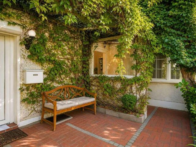 Haus zum Kaufen in Berlin 1.200.000,00 EUR 245.14 m²
