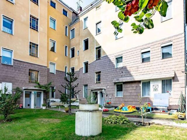 Haus zum Kaufen in Berlin 1.700.000,00 EUR 897.61 m²