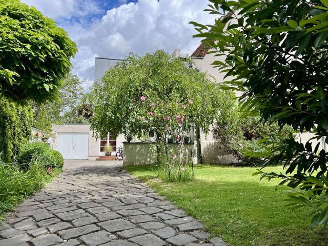 Haus zum Kaufen in Berlin 2.450.000,00 EUR 230 m²