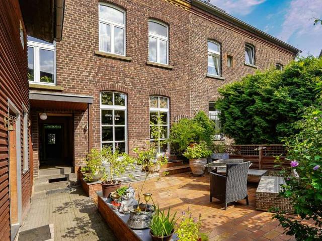 Haus zum Kaufen in Düsseldorf 1.490.000,00 EUR 262 m²