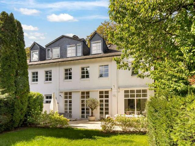 Haus zum Kaufen in Düsseldorf 1.695.000,00 EUR 196.18 m²