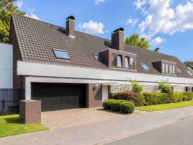 Haus zum Kaufen in Düsseldorf 2.610.000,00 EUR 640.18 m²