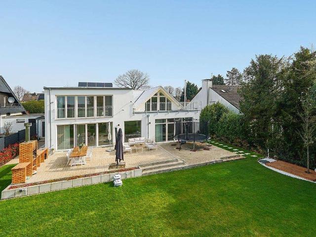 Haus zum Kaufen in Düsseldorf 2.990.000,00 EUR 485.31 m²