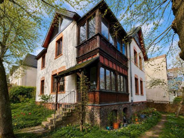 Haus zum Kaufen in Frankfurt am Main 1.100.000,00 EUR 242 m²