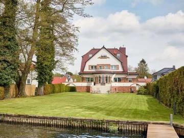Haus zum Kaufen in Königs Wusterhausen 2.100.000,00 EUR 250 m²