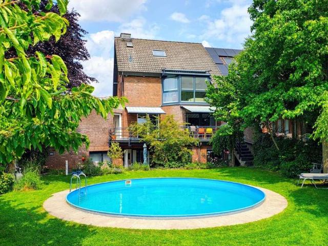 Haus zum Kaufen in Krefeld 920.000,00 EUR 242.2 m²