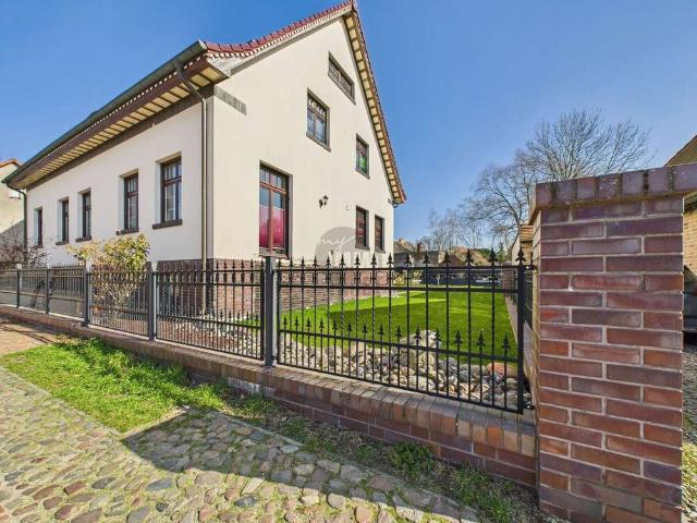 Haus zum Kaufen in Kremmen 699.000,00 EUR 352.83 m²