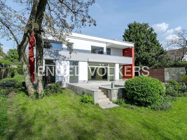 Haus zum Kaufen in Kronberg im Taunus 1.700.000,00 EUR 258 m²