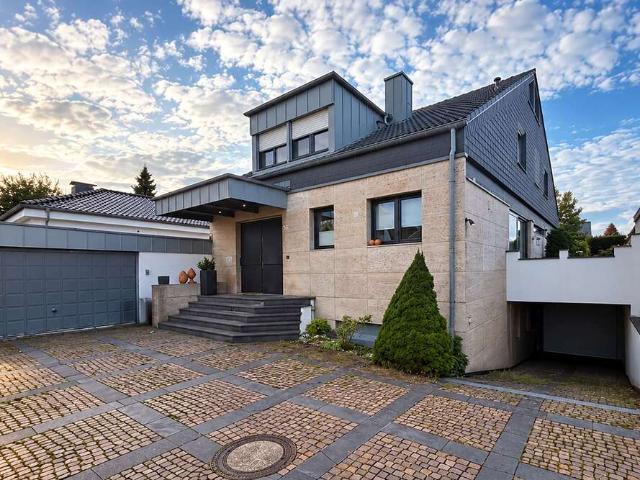Haus zum Kaufen in Hennef 795.000,00 EUR 300 m²