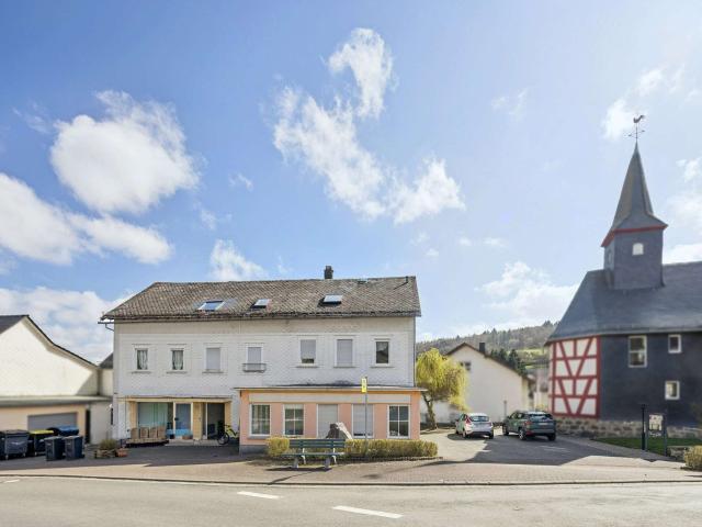 Haus zum Kaufen in Herborn 329.000,00 EUR 557.8 m²