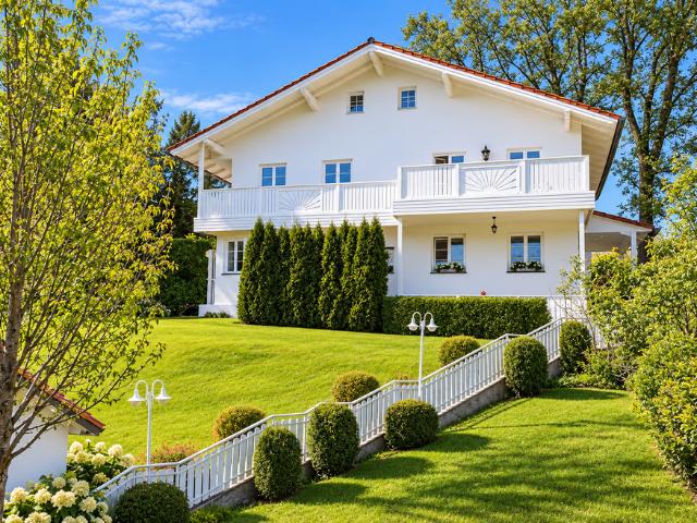 Haus zum Kaufen in Oberhaching 2.995.000,00 EUR 385 m²