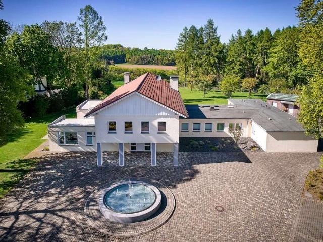 Haus zum Kaufen in Oerlinghausen 1.950.000,00 EUR 556 m²