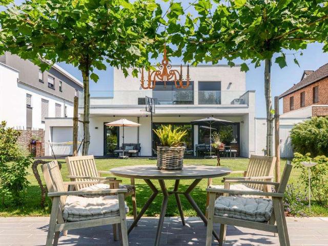Haus zum Kaufen in Langenfeld 1.990.000,00 EUR 295 m²