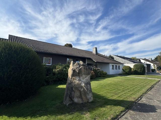 Haus zum Kaufen in Meerbusch 1.800.000,00 EUR 614.53 m²