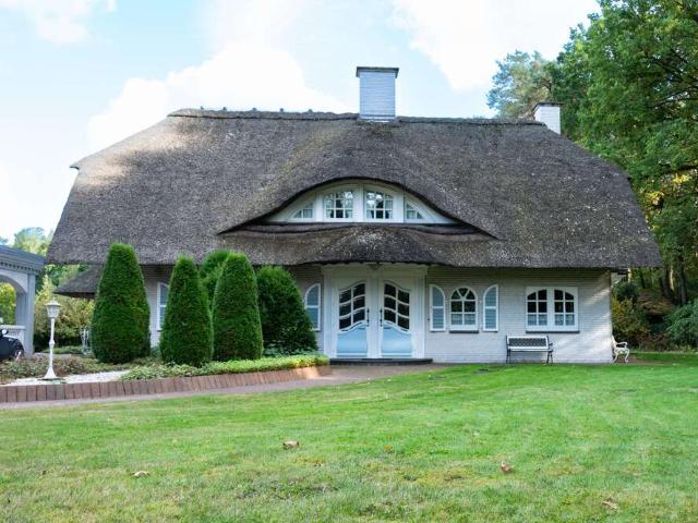 Haus zum Kaufen in Schloß Holte Stukebrock 1.090.000,00 EUR 424.29 m²
