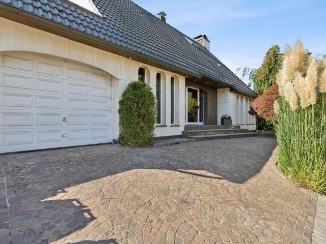 Haus zum Kaufen in Ratingen 825.000,00 EUR 261 m²