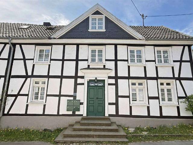 Haus zum Kaufen in Reichshof 335.000,00 EUR 227 m²
