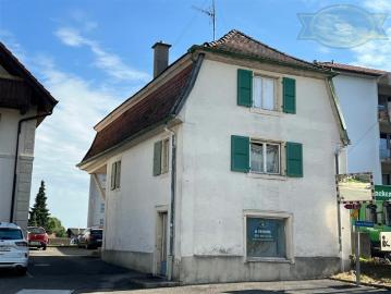 Renovierungsbedürftiges Haus mit der Möglichkeit, mehrere Wohnungen zu