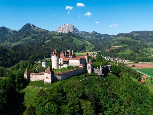Haus zur Renovierung mit genehmigtem Projekt in Gruyères
