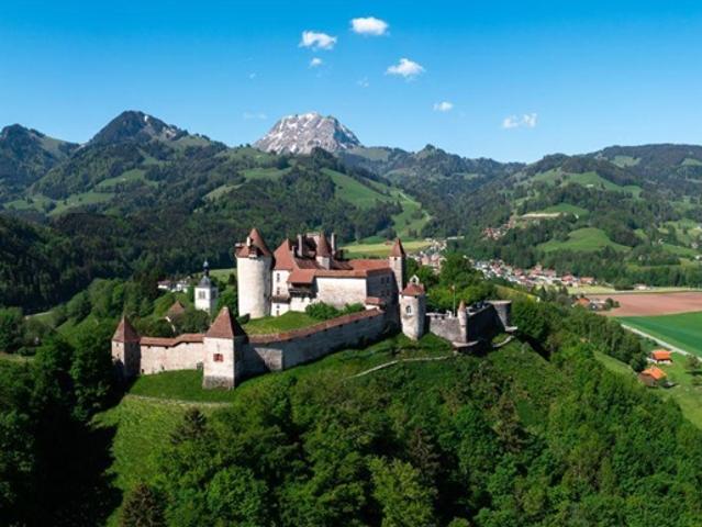 Haus zur Renovierung mit genehmigtem Projekt in Gruyères