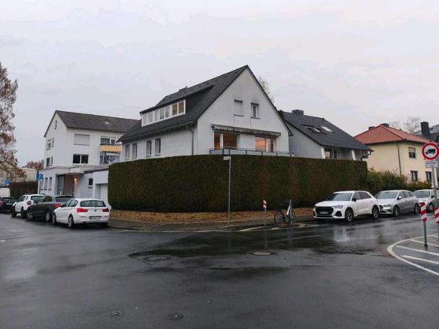 Haus 3 Wohnungen 230 qm +1 Büroeinheit 90 qm freistehend von Priv