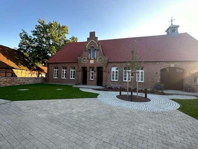 Haus 3 Zimmer, ca. 130 m², EG/OG mit gr. Terrasse, Gartenanteil und Garage