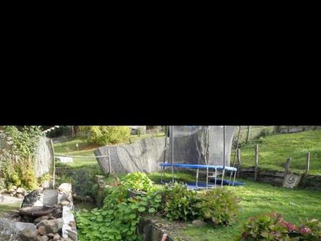 Häuschen mit Bach und Garten