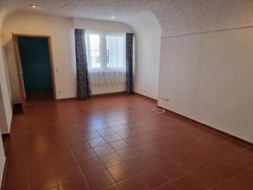 Hausähnliche 3,5 Zi Wohnung mit Autostellplatz und optionaler Einbauküche in Kahl!