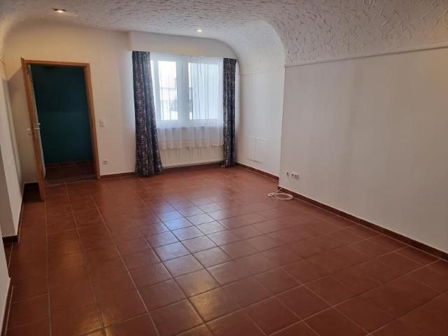 Hausähnliche 3,5 Zi Wohnung mit Autostellplatz und optionaler Einbauküche in Kahl!