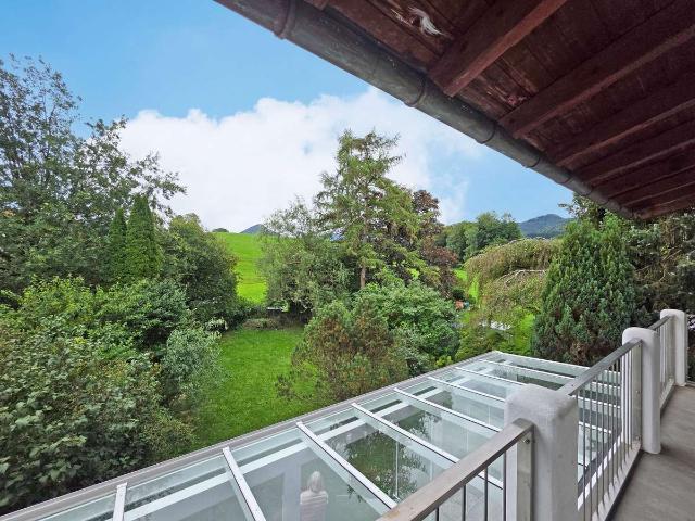 Hausfeeling mit Bergblick und Gartennutzung.