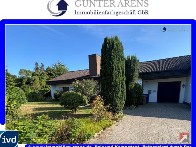 Haushäfte mit Garage und Garten im Zentrum von Westerstede